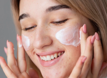 كيف تتخلصين من البقع الداكنة بعد حب الشباب؟ روتين عناية فعال لبشرة صافية كيف تتخلصين من البقع الداكنة بعد حب الشباب؟ روتين عناية فعال لبشرة صافية