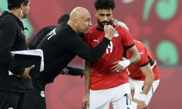 أزمة مصرية مغربية في كأس الأمم الأفريقية.. جماهير المغرب تصفر للنشيد الوطني المصري وحسام حسن يهاجم التنظيم