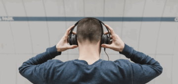 دراسات تحذر: الإفراط في استخدام سماعات الرأس قد يؤدي إلى فقدان السمع