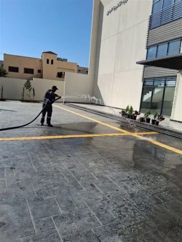 بلدية شيحان تعالج تجمعات مياه أمطار على طريق الربة -القصر