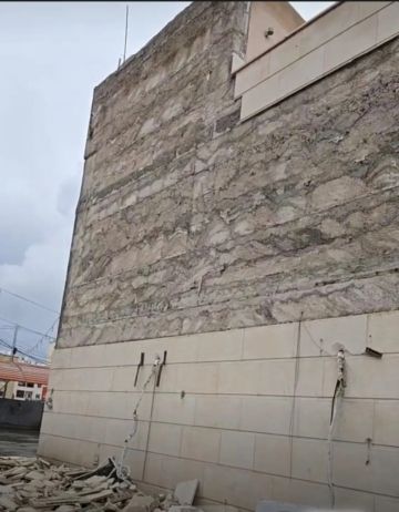 سقوط واجهة حجرية لمبنى وسط محافظة إربد نتيجة الظروف الجوية دون إصابات