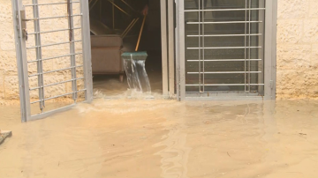 مياه الأمطار تداهم منزلا في عمان .. والأمانة: نتعامل مع الواقع بكل الآليات