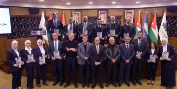 تجارة عمان تكرم عددا من موظفيها تقديرا لسنوات عطائهم وأدائهم المتميز