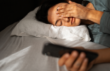 دراسة مفاجئة.. النوم بدون وسادة قد يحمي عينيك من حالة تسبب العمى