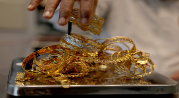 رغم تراجعه ... الذهب يتجه لأفضل مكاسب شهرية منذ 1980 رغم تراجعه ... الذهب يتجه لأفضل مكاسب شهرية منذ 1980