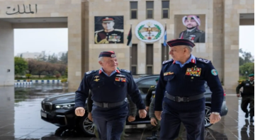 الملك يزور مديرية الأمن العام ويطلع على تجهيزاتها للتعامل مع الظروف الجوية الملك يزور مديرية الأمن العام ويطلع على تجهيزاتها للتعامل مع الظروف الجوية