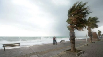بسبب الرياح شديدة والأمطار .. الجزائر تعلق الدراسة