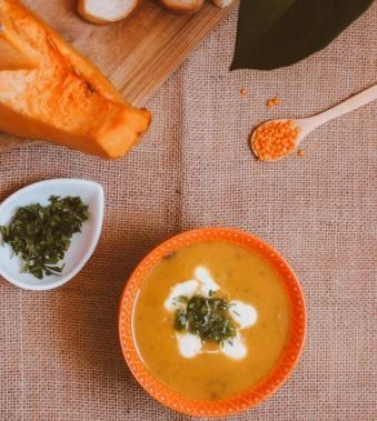 فتة العدس بالعيش المحمص بدون زيت: وصفة صحية وشهية لفصل الشتاء