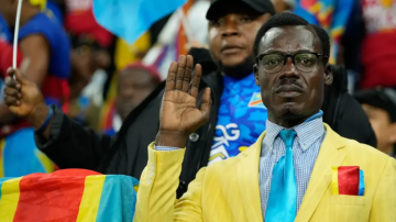 كأنه تمثال ..  مشجع لا يتحرك طوال مباريات كأس أفريقيا