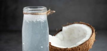 أيهما أفضل لإشراق البشرة ماء الأرز أم ماء جوز الهند؟
