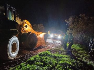 إنقاذ عائلة سعودية علقت في منطقة سياحية بأم قيس إنقاذ عائلة سعودية علقت في منطقة سياحية بأم قيس