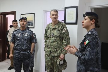 قائد القوات البحرية في القيادة المركزية الأميركية يزور قيادة القوة البحرية