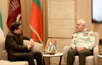 رئيس هيئة الأركان يلتقي سفير الهند لتعزيز التعاون العسكري وتبادل الخبرات رئيس هيئة الأركان يلتقي سفير الهند لتعزيز التعاون العسكري وتبادل الخبرات