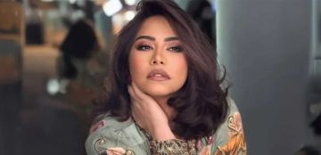 من أمام الكعبة.. شقيقة فنانة شهيرة تطلب الدعاء لشيرين عبد الوهاب