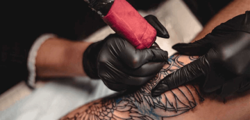 كيف يتفاعل حبر الوشم مع الجسم؟