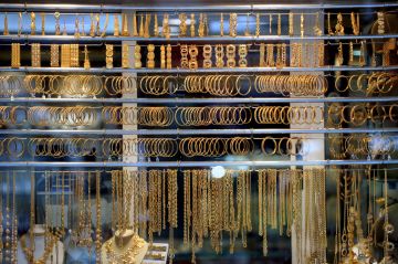 97.7 دينارا سعر غرام الذهب عيار 21 في السوق المحلية