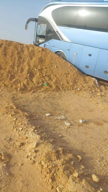 انقلاب حافلة معتمرين أردنيين على الطريق الصحراوي في السعودية