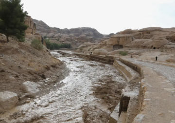 الحكومة تباشر إجراءات تعويض المتضررين جراء الأحوال الجوية وبدء صرف المعونات غدا