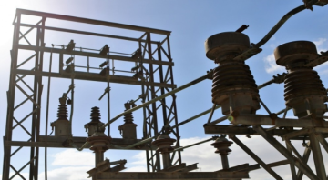 توزيع الكهرباء: فحوصات فنية لضمان استقرار التيار الكهربائي قبل المنخفضات توزيع الكهرباء: فحوصات فنية لضمان استقرار التيار الكهربائي قبل المنخفضات