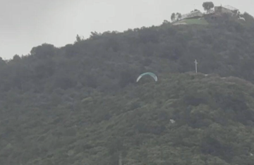 شاهد : نجاة ثلاثة لبنانيين بعد سقوطهم أثناء ممارسة الطيران الشراعي بين غوسطا وجونية