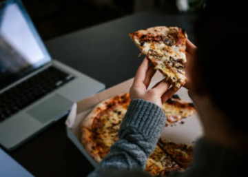 10 أطعمة يجب عليك تجنبها قبل النوم .. ما هي؟ 10 أطعمة يجب عليك تجنبها قبل النوم .. ما هي؟