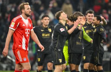 أوغسبورغ يلحق ببايرن ميونخ الهزيمة الأولى في البوندسليغا أوغسبورغ يلحق ببايرن ميونخ الهزيمة الأولى في البوندسليغا