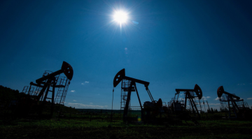 أسعار النفط تنخفض بأكثر من 1 