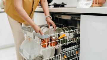 الطريقة المثالية لتحميل أدوات المائدة في غسالة الأطباق 