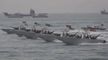 القيادة المركزية الأميركية تحث الحرس الثوري على مناورات آمنة في هرمز