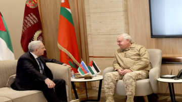 رئيس هيئة الأركان يبحث التطورات الإقليمية والدولية مع السفير الأذري