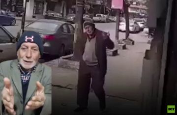 سوريا.. مسن حلب يظهر مجددا ويكشف حقيقة بحثه عن بائع كحول في أوج المواجهات المسلحة (فيديو)