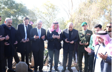 مندوبا عن الملك وولي العهد العيسوي يشارك في تشييع جثمان العين والوزير الأسبق صالح إرشيدات