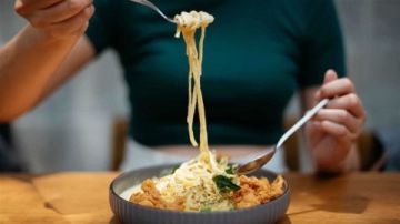 أفضل وقت لتناول العشاء لخفض السكر وحماية صحتك: نصائح علمية