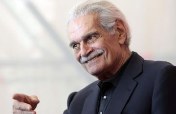 وزير مصري سابق: النجم العالمي الكبير عمر الشريف لما أصيب بالزهايمر لم يقف معه أي صديق (فيديو) وزير مصري سابق: النجم العالمي الكبير عمر الشريف لما أصيب بالزهايمر لم يقف معه أي صديق (فيديو)