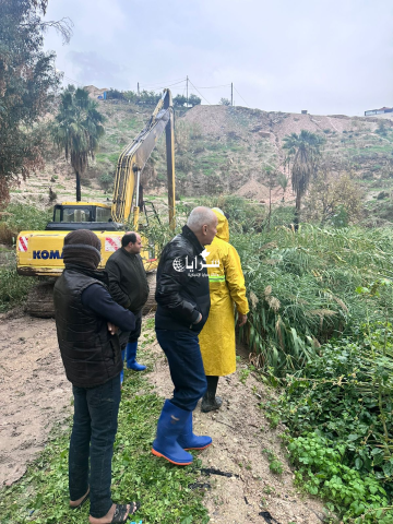 الأغوار الشمالية .. فرق الطوارئ و باسناد آليات سلطة وادي الأردن تتعامل مع مداهمة مياة الأمطار لمركز صحي المشارع القديم - فيديو