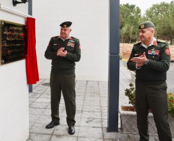 رئيس هيئة الأركان يرعى تخريج دورة المراسل الحربي ويفتتح مبنى المجمع الإداري رئيس هيئة الأركان يرعى تخريج دورة المراسل الحربي ويفتتح مبنى المجمع الإداري