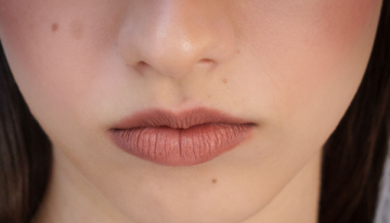 صيحة Halo Lips تسيطر على مكياج ربيع وصيف 2026: شفاه ناعمة ممتلئة بأسلوب طبيعي