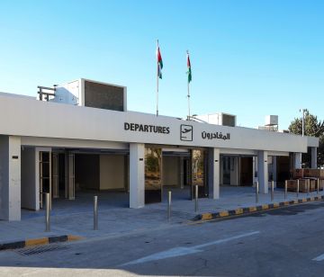 مطار مدينة عمان يستقبل أول طائرة بعد إعادة تشغيله