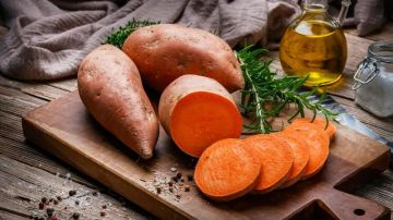 4 أسباب تجعل سلق البطاطا الحلوة خيارا أفضل صحيا