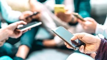 لماذا يكره Gen Z الإجابة على الهاتف.. عالمة نفس توضح