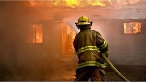 الدفاع المدني يخمد حريقا شب في محلين لقطع السيارات في عمان