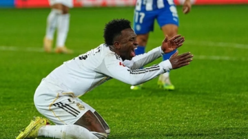 فينيسيوس بالدموع: ريال مدريد لا يحترمني.. وسأخلع قميصه