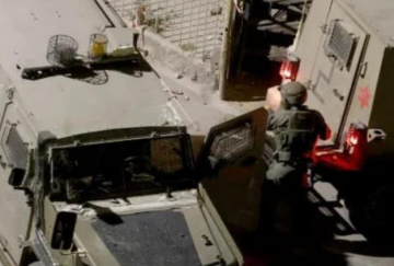 حملة اقتحامات واعتداءات واسعة بالضفة: اعتقال أسرة كاملة وتصاعد هجمات المستوطنين