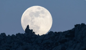 أول بدر مكتمل يضيء سماء 2026.. كيفية مشاهدة قمر الذئب العملاق أول بدر مكتمل يضيء سماء 2026.. كيفية مشاهدة قمر الذئب العملاق