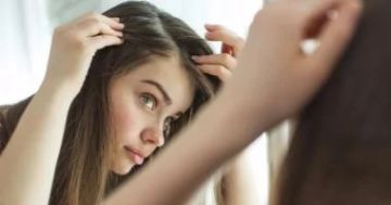 7 أخطاء شائعة وقت غسيل الشعر تسبب تساقطه وتجهد فروة الرأس 7 أخطاء شائعة وقت غسيل الشعر تسبب تساقطه وتجهد فروة الرأس