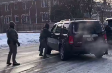 رجل أمن فيدرالي أمريكي يقتل امرأة بدم بارد دون خطر يهدد حياته في حملة السلطة ضد المهاجرين (فيديو)