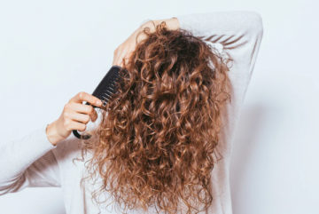 طريقة عمل الشعر كيرلي بدون حرارة .. أدوات التصفيف وضررها