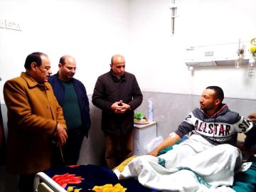 محافظ الكرك يطمئن على عامل أصيب أثناء واجبه خلال المنخفض الجوي محافظ الكرك يطمئن على عامل أصيب أثناء واجبه خلال المنخفض الجوي