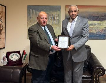 السفير السوداني يلتقي سماوي ويكرمه بدرع نظير جهوده في دعمه الدائم للثقافة والمثقفين