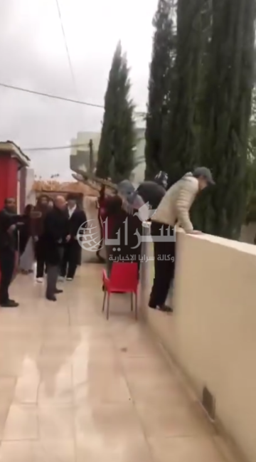 بالفيديو .. طلاب ومشرفون يقفزون فوق الأسوار هربا من فيضانات شوارع مأدبا